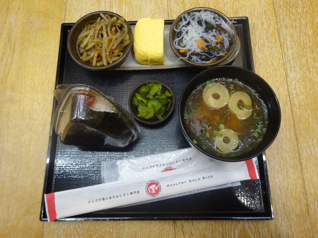 横浜駅にあるおにぎり専門店「ぼんたぼんたFOOD＆TIME ISETAN YOKOHAMA店」で購入したおにぎりセットA（すじこおにぎり、総菜3品、味噌汁、漬物）