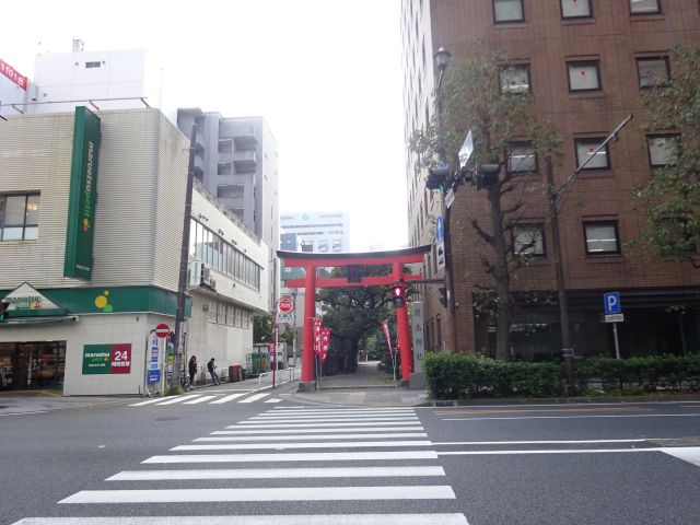 横浜関内「羽衣町厳島神社」イセザキモール側にある鳥居と周辺の様子