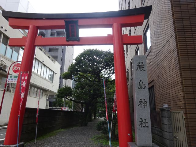 横浜関内「羽衣町厳島神社」イセザキモール側にある鳥居の横に「厳島神社」の名が刻まれた石柱あり