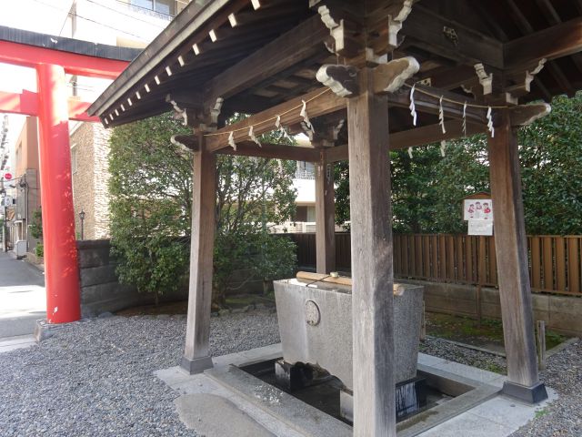 横浜関内「羽衣町厳島神社」の手水舎