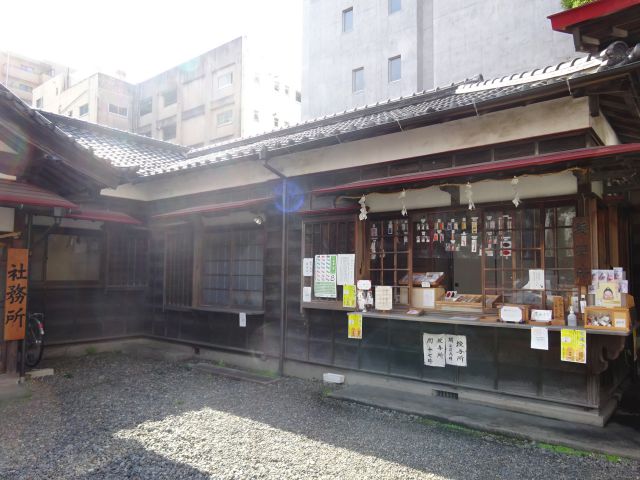 横浜関内「羽衣町厳島神社」の授与所と社務所
