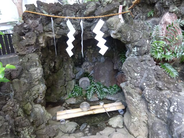 横浜関内「羽衣町厳島神社」横浜銭洗弁天にてお金を洗う場所