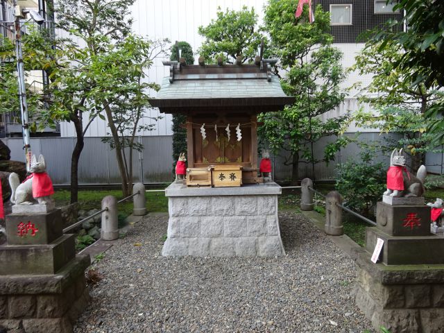 横浜関内「羽衣町厳島神社」豊受稲荷大明神のお稲荷さまが祀ってある