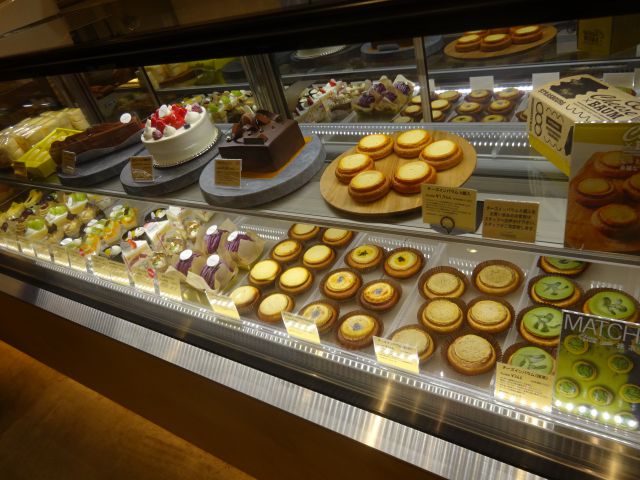 「パティスリーストラスブール日本大通り店」のケーキが並ぶショーケース