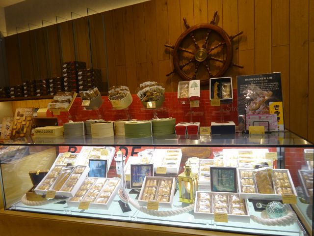 「パティスリーストラスブール日本大通り店」の焼き菓子の詰め合わせが並ぶショーケース