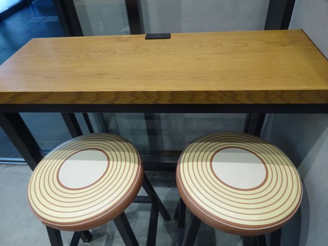 「パティスリーストラスブール日本大通り店」のイートインスペースにあるカウンター席の様子（電源あり、椅子がバウムクーヘン柄）