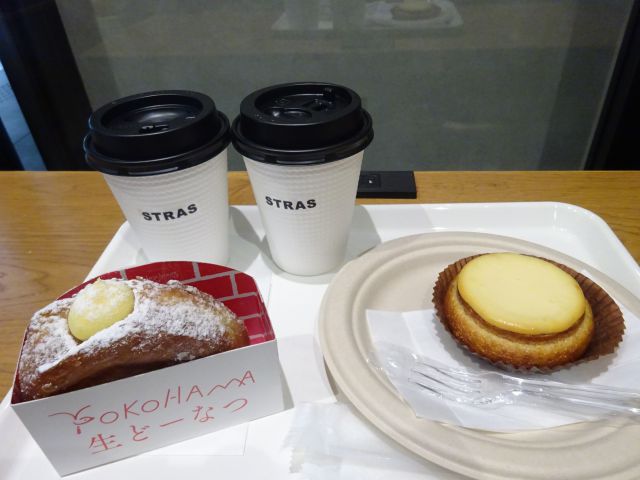 「パティスリーストラスブール日本大通り店」で購入したコーヒー、生ドーナツ、チーズインバウムの並ぶお盆