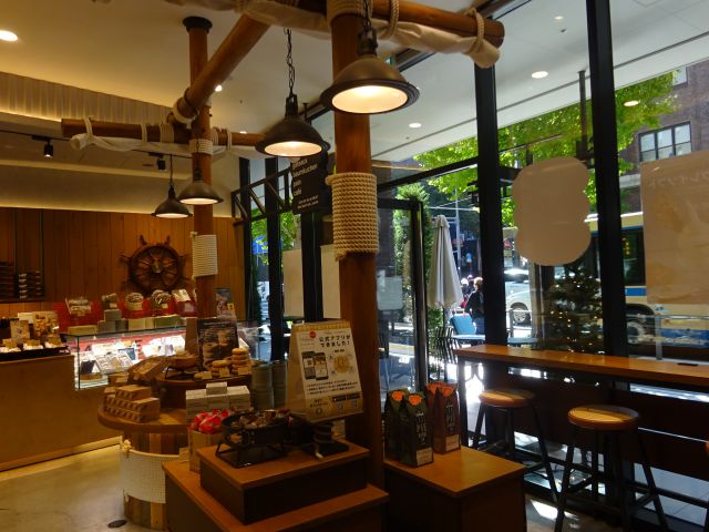 「パティスリーストラスブール日本大通り店」店内の様子