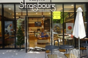 「パティスリーストラスブール日本大通り店」の外観（正面入口の様子）