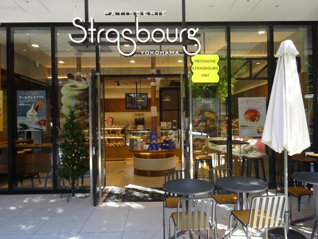 「パティスリーストラスブール日本大通り店」の外観（正面入口の様子）