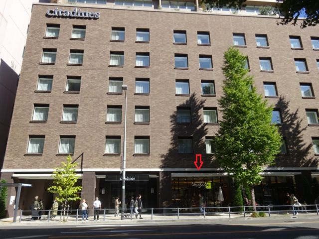 ホテル「シタディーンハーバーフロント横浜」の外観（1Fにある「パティスリーストラスブール日本大通り店」のところに赤い矢印）