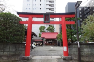 横浜関内「羽衣町厳島神社」大通り公園側にある鳥居（正面入口の様子）