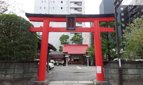 横浜関内「羽衣町厳島神社」大通り公園側にある鳥居（正面入口の様子）