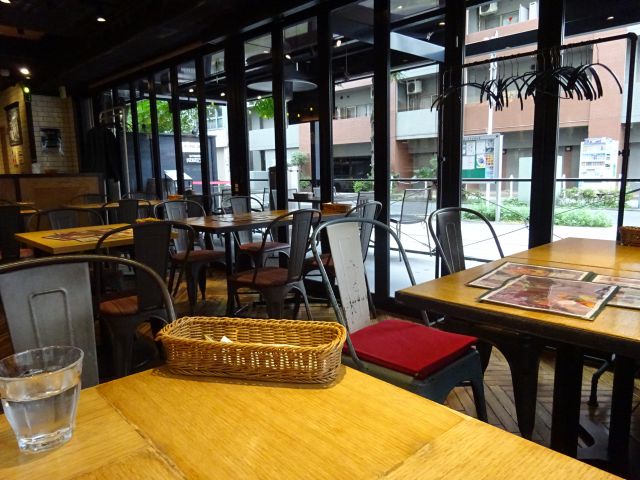 成城石井のレストラン「Le Bar a Vin52 AZABU TOKYO 関内店」店内の様子