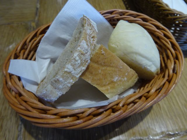 成城石井のレストラン「Le Bar a Vin52 AZABU TOKYO 関内店」で注文したランチセットのパン食べ放題で提供されるパン3種