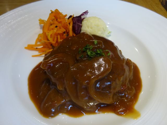 成城石井のレストラン「Le Bar a Vin52 AZABU TOKYO 関内店」で注文したランチセットの国産牛豚肉のハンバーグデミグラスソース