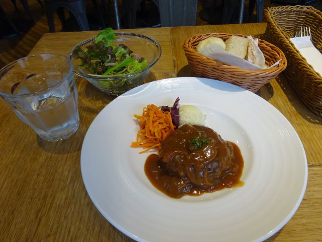 成城石井のレストラン「Le Bar a Vin52 AZABU TOKYO 関内店」で注文した「国産牛豚肉のハンバーグデミグラスソースランチ」メインのハンバーグ、ミニサラダ、パンのセットをテーブルに並べたところ