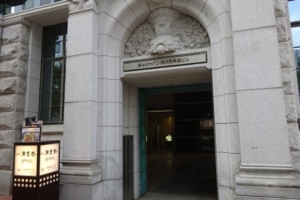 「横浜瀬里奈ステーキドーム」の看板と建物入口（損保ジャパン横浜馬車道ビル）