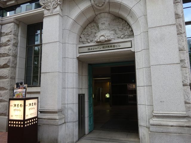 「横浜瀬里奈ステーキドーム」の看板と建物入口（損保ジャパン横浜馬車道ビル）