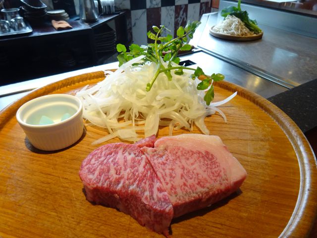 「横浜瀬里奈ステーキドーム」で注文した鉄板焼きAランチの黒毛和牛サーロイン（焼く前の皿に準備されたお肉など）