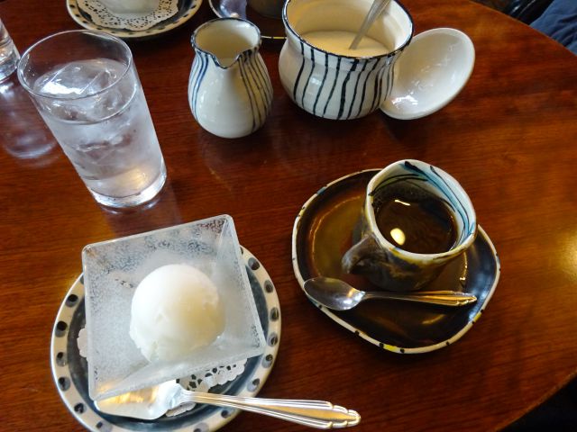 「横浜瀬里奈ステーキドーム」で注文した鉄板焼きAランチのデザート（シャーベット）とコーヒーがラウンジのテーブルに置かれたところ