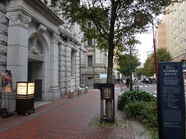 「横浜瀬里奈ステーキドーム」の看板と建物入口と周辺の様子（横浜市認定歴史的建造物・旧川崎銀行横浜支店の案内板あり）