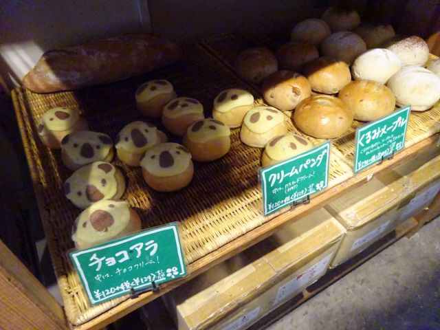 横浜石川町・元町「よつばベーカリー」店内の棚に並ぶ各種パン（チョコアラ、クリームパンダなど）