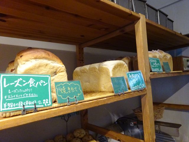 横浜石川町・元町「よつばベーカリー」店内の棚に並ぶ各種食パン