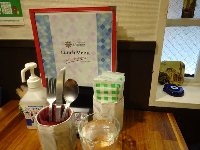 石川町・元町「トルコの家庭料理 ジェイハン」店内テーブル席の様子