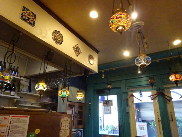 石川町・元町「トルコの家庭料理 ジェイハン」店内に飾られたトルコランプやタイル
