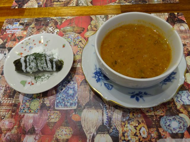 石川町・元町「トルコの家庭料理 ジェイハン」で注文したトルコ家庭料理セット（レンズ豆のスープとヤブラックサルマス）