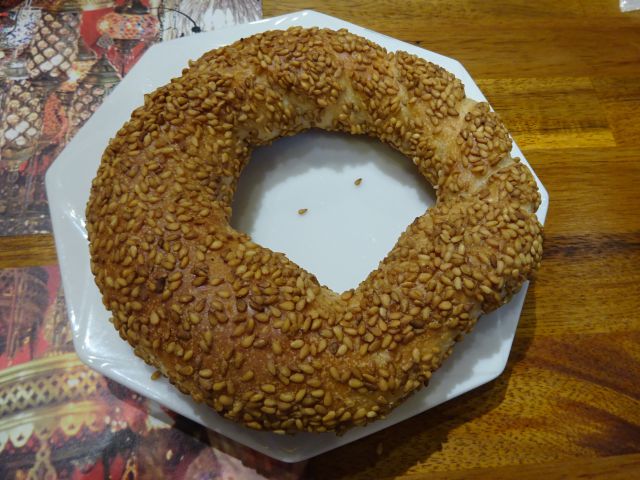 石川町・元町「トルコの家庭料理 ジェイハン」で注文したトルコのゴマパン「スィミット」