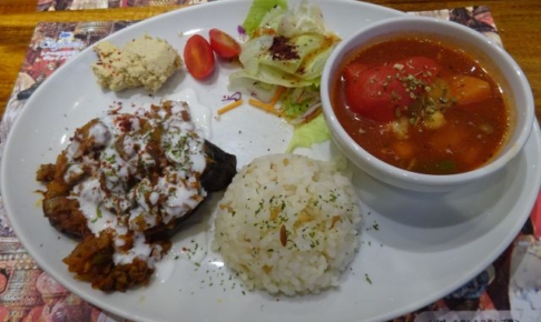 石川町・元町「トルコの家庭料理 ジェイハン」で注文したトルコ家庭料理セット（メインのプレート）