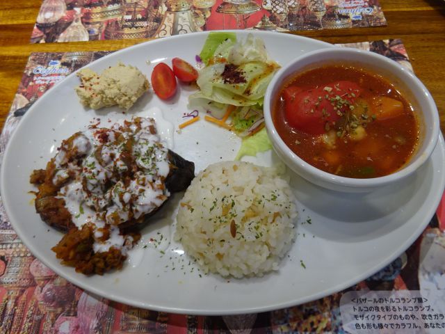 石川町・元町「トルコの家庭料理 ジェイハン」で注文したトルコ家庭料理セット（メインのプレート）