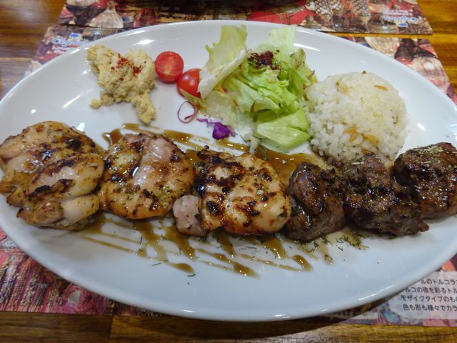 石川町・元町「トルコの家庭料理 ジェイハン」で注文したミックスケバブランチセット（メインのミックスケバブのプレート）
