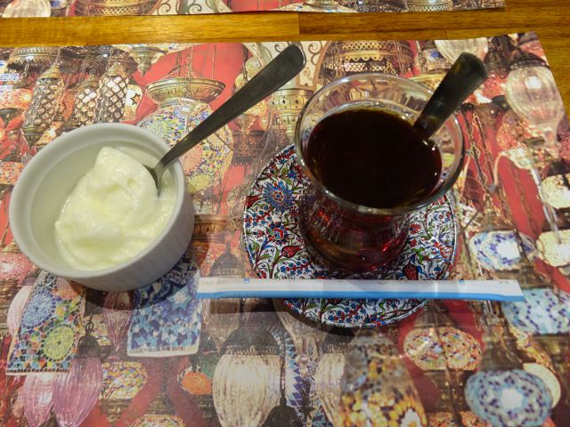 石川町・元町「トルコの家庭料理 ジェイハン」で注文したトルコ家庭料理セットの食後のデザートとドリンク（トルコののび～るアイスとトルコのチャイ）