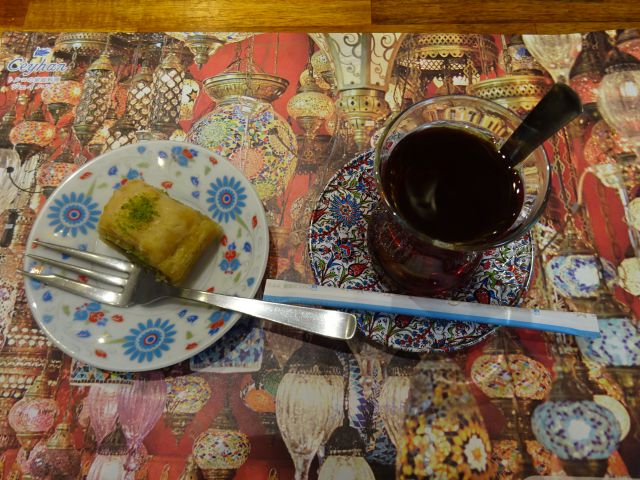 石川町・元町「トルコの家庭料理 ジェイハン」で注文したミックスケバブランチセットの食後のデザートとドリンク（バクラヴァとトルコのチャイ）