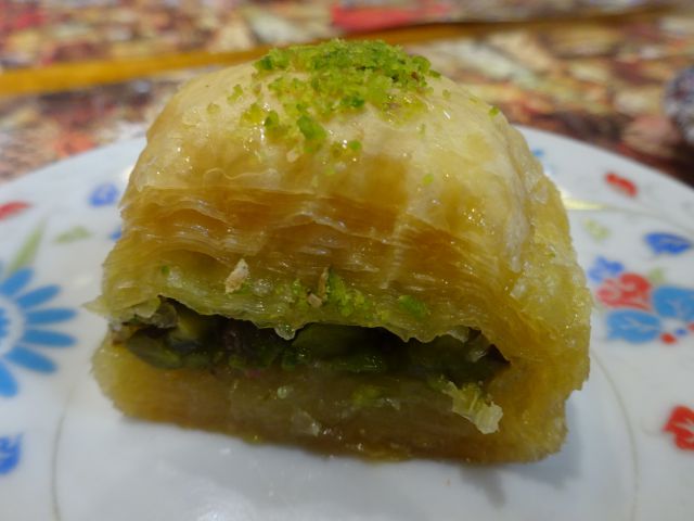 石川町・元町「トルコの家庭料理 ジェイハン」で注文したミックスケバブランチセットの食後のデザートとバクラヴァのアップ