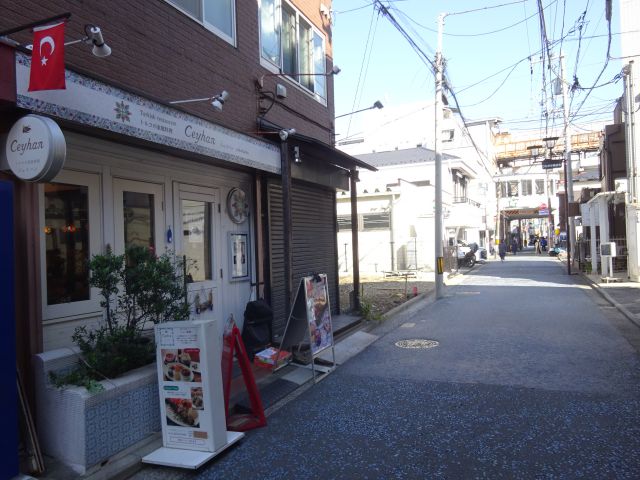 石川町・元町「トルコの家庭料理 ジェイハン」の外観と周辺の様子