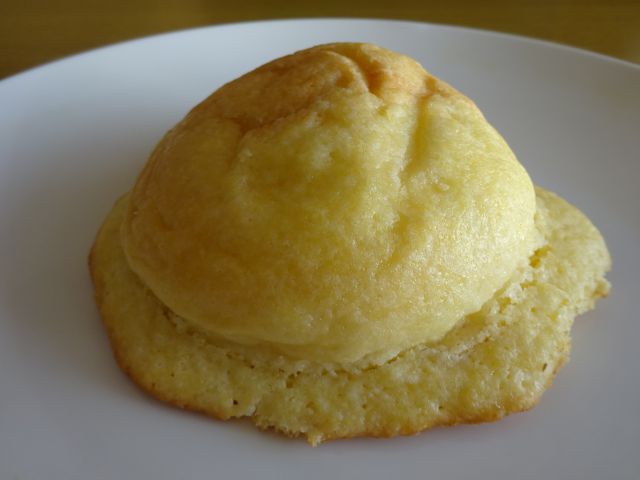 横浜石川町・元町「よつばベーカリー」で購入した焦がしバターのメロンパン