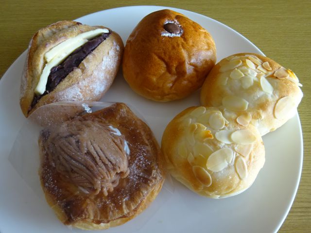 横浜石川町・元町「よつばベーカリー」で購入したパン（あんバター、コーヒーあんぱん、粒ピー、モンブランのデニッシュ）