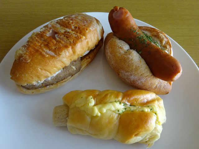 横浜石川町・元町「よつばベーカリー」で購入したパン（デミハンバーグパニーニ、ジャーマンドック、ちくわパン）