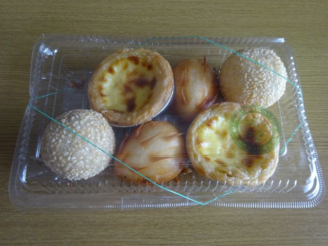 横浜中華街「耀盛號（ようせいごう）」売店で購入した3点セット（ハリネズミまん2個、ごま団子2個、エッグタルト2個）透明パックに入っているので中身が見える