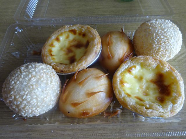 横浜中華街「耀盛號（ようせいごう）」売店で購入した3点セット（ハリネズミまん2個、ごま団子2個、エッグタルト2個）透明パックの蓋を開けたところ