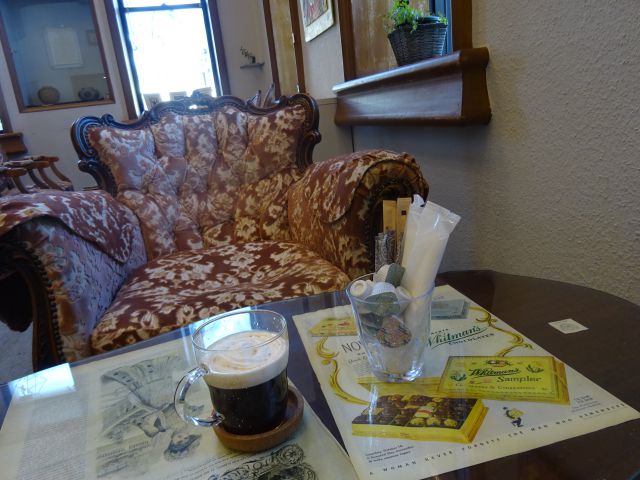 横浜山手「岩崎ミュージアム（山手ゲーテ座）」併設カフェ「Cafe Anarchy Mama（アナーキーママ）」のテーブル席とソファー、注文したウインナーコーヒー