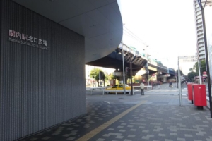 JR・市営地下鉄「関内駅」～みなとみらい線「馬車道駅」の行き方（JR「関内駅」北口広場と馬車道方面の様子・関内駅北口広場と書いてある