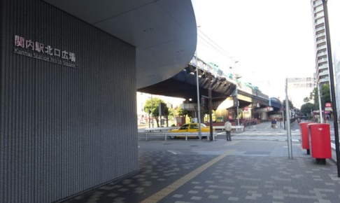 JR・市営地下鉄「関内駅」～みなとみらい線「馬車道駅」の行き方（JR「関内駅」北口広場と馬車道方面の様子・関内駅北口広場と書いてある