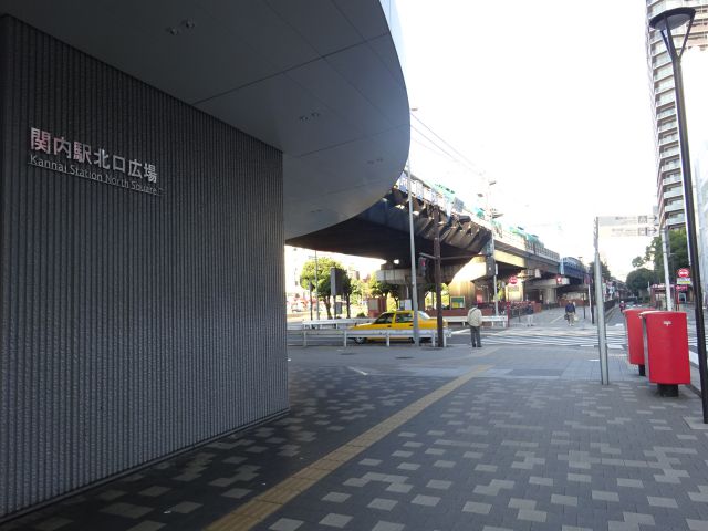 JR・市営地下鉄「関内駅」～みなとみらい線「馬車道駅」の行き方（JR「関内駅」北口広場と馬車道方面の様子・関内駅北口広場と書いてある