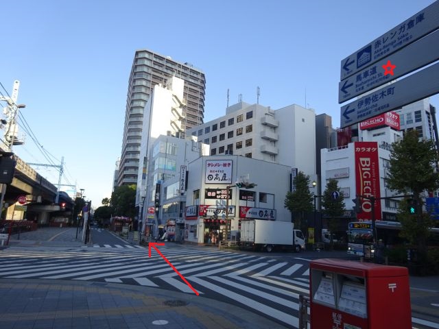 JR・市営地下鉄「関内駅」～みなとみらい線「馬車道駅」の行き方（JR「関内駅」北口広場前から見た馬車道方面・馬車道の矢印案内板に☆印、馬車道方面に赤い矢印）