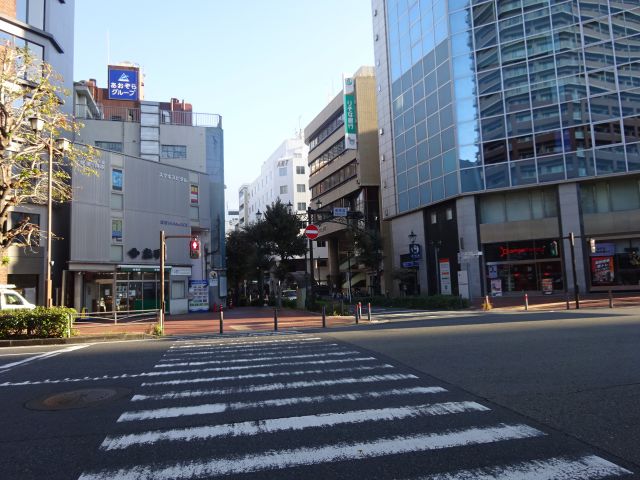 JR・市営地下鉄「関内駅」～みなとみらい線「馬車道駅」の行き方（メインとなる馬車道通り手前の横断歩道の様子）